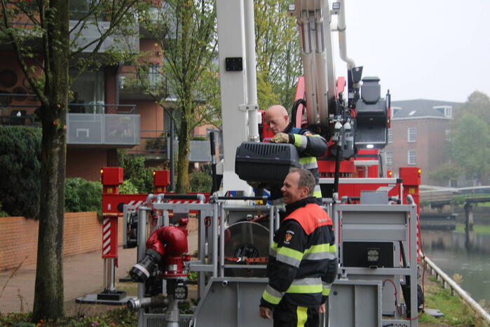 Kat Nala door brandweer uit boom gered