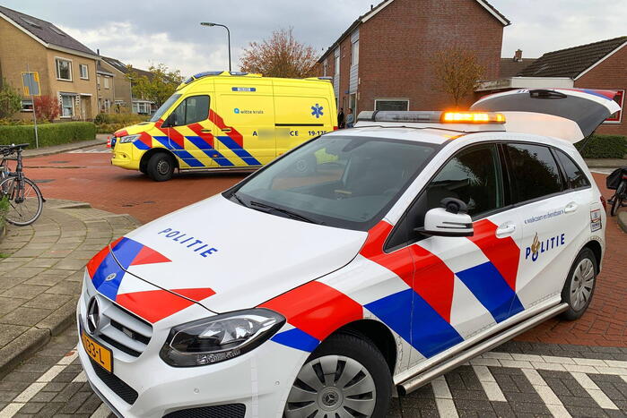 Vrouw op e-bike na botsing met auto