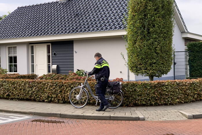 Vrouw op e-bike na botsing met auto