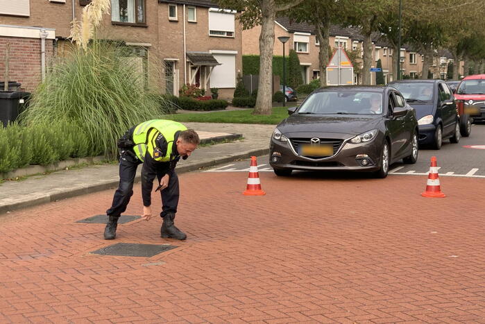 Vrouw op e-bike na botsing met auto