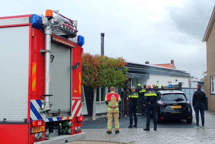 Brandweer blust brand met CO2-brandblusser
