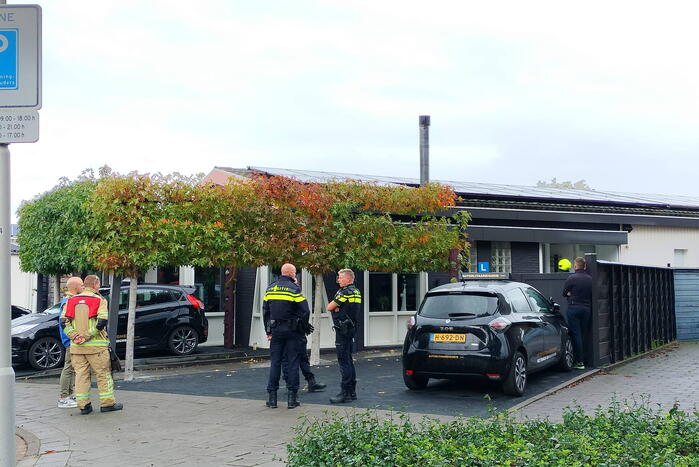 Brandweer blust brand met CO2-brandblusser