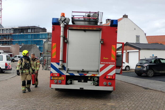 Brandweer blust brand met CO2-brandblusser