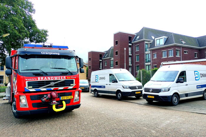 Brandweer blust brand met CO2-brandblusser