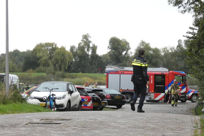 Vrouw en twee kinderen vallen in het water
