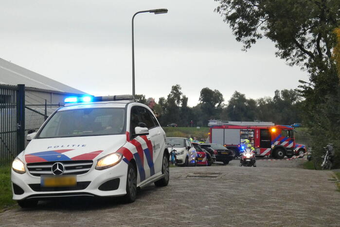 Vrouw en twee kinderen vallen in het water
