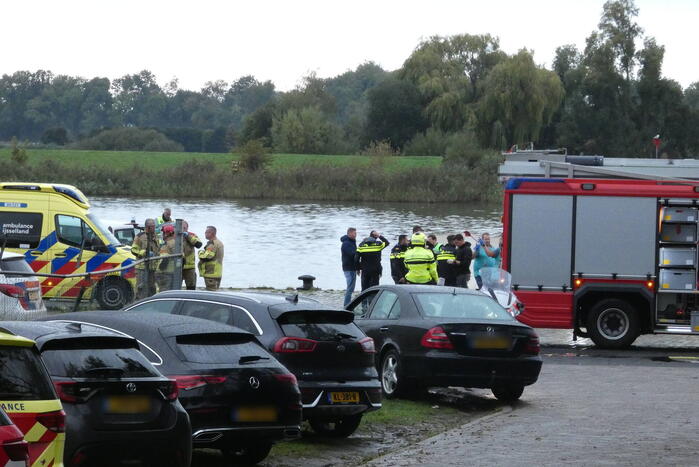 Vrouw en twee kinderen vallen in het water