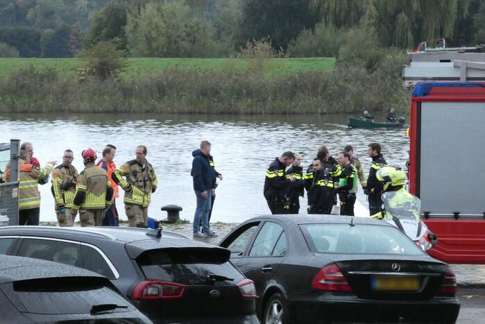 Vrouw en twee kinderen vallen in het water