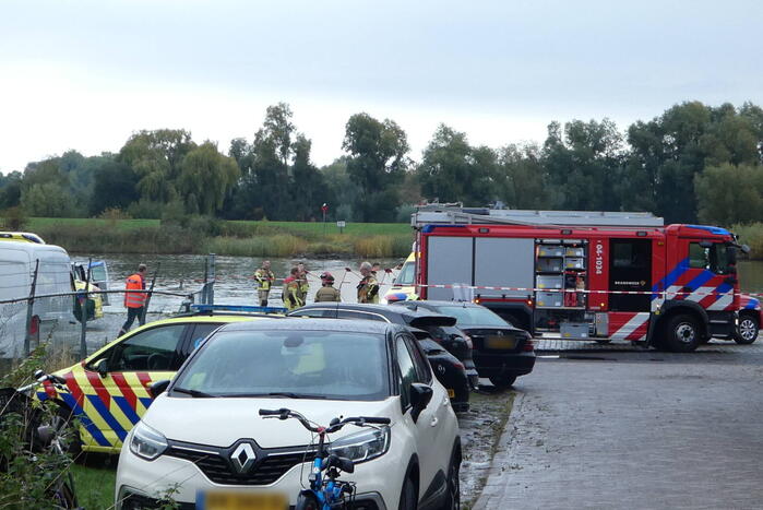 Vrouw en twee kinderen vallen in het water