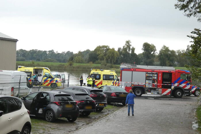 Vrouw en twee kinderen vallen in het water