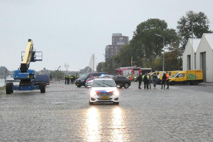 Vrouw en twee kinderen vallen in het water