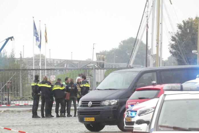 Vrouw en twee kinderen vallen in het water