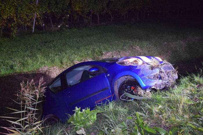 Automobilist belandt in sloot door glad wegdek