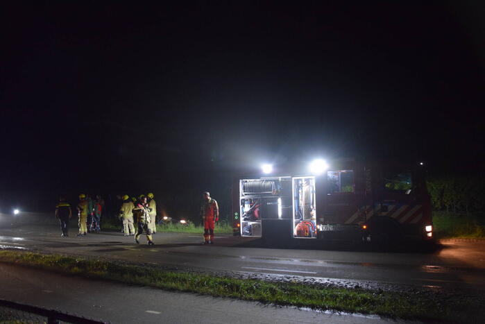 Automobilist belandt in sloot door glad wegdek