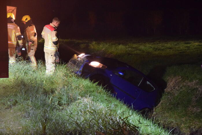 Automobilist belandt in sloot door glad wegdek