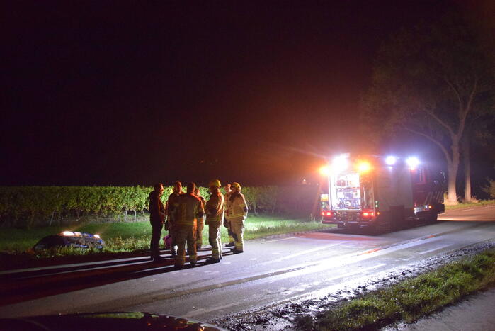 Automobilist belandt in sloot door glad wegdek