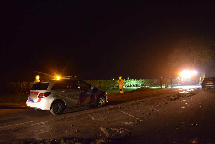 Automobilist belandt in sloot door glad wegdek