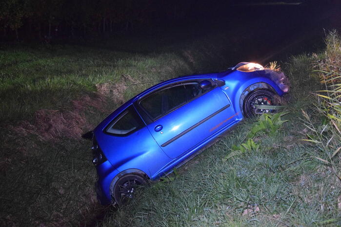 Automobilist belandt in sloot door glad wegdek