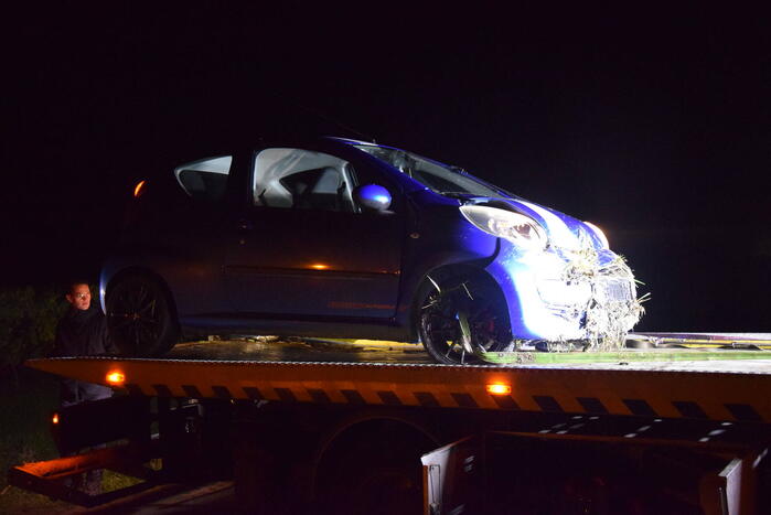 Automobilist belandt in sloot door glad wegdek