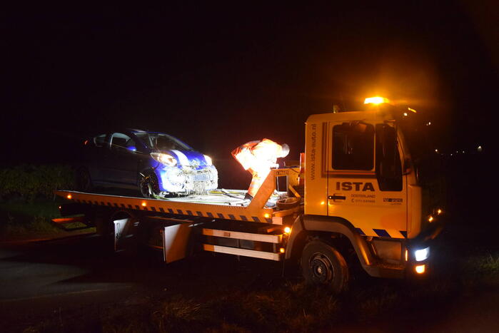 Automobilist belandt in sloot door glad wegdek
