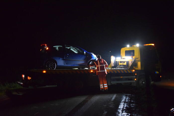 Automobilist belandt in sloot door glad wegdek