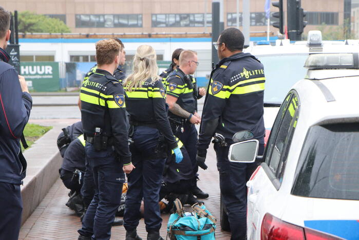 Man met veel machtsvertoon uit trein gehaald