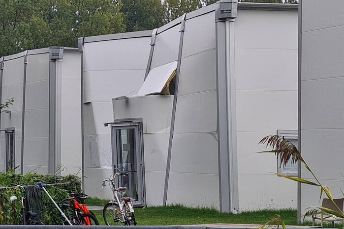 Dak van asielzoekerscentrum stort in