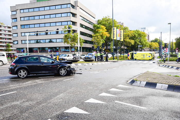 Ambulance gekanteld bij verkeersongeval