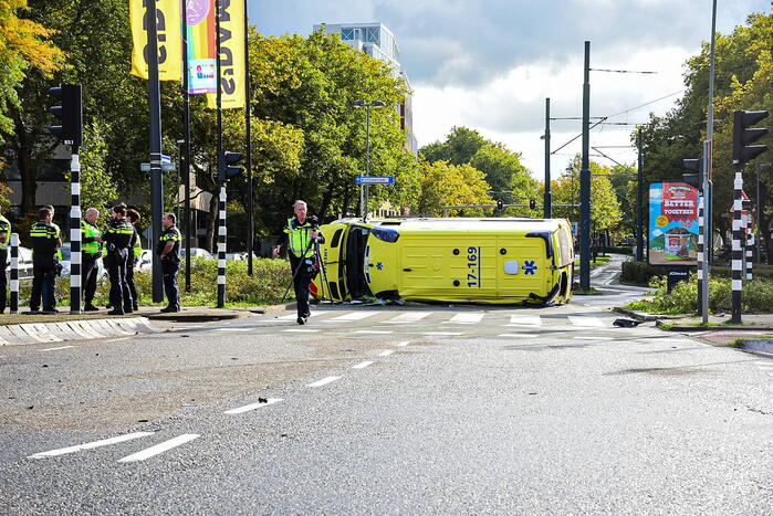 Ambulance gekanteld bij verkeersongeval