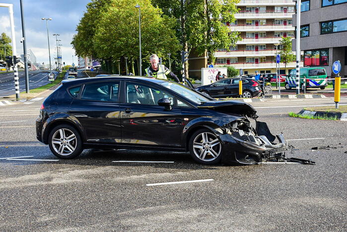 Ambulance gekanteld bij verkeersongeval