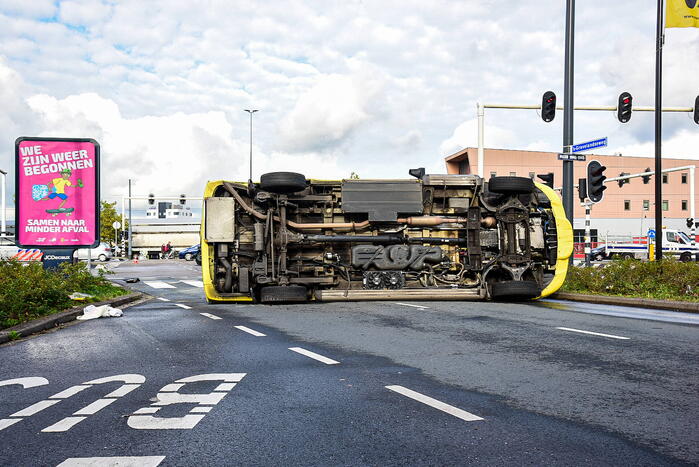 Ambulance gekanteld bij verkeersongeval