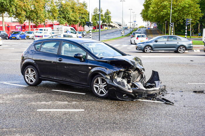 Ambulance gekanteld bij verkeersongeval