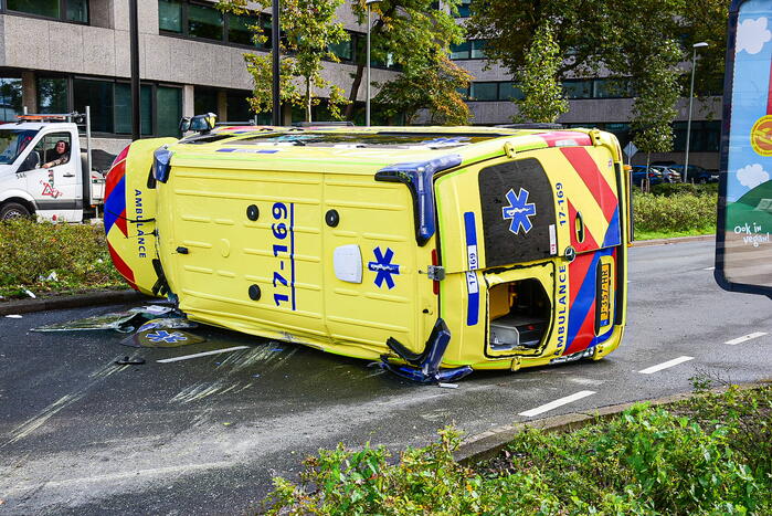 Ambulance gekanteld bij verkeersongeval