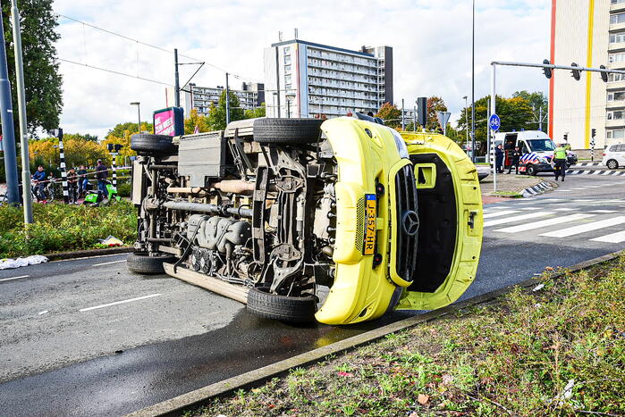Ambulance gekanteld bij verkeersongeval
