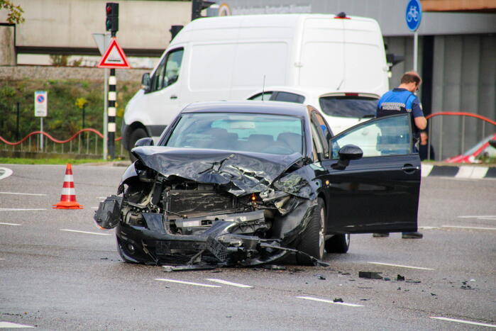 Ambulance gekanteld bij verkeersongeval