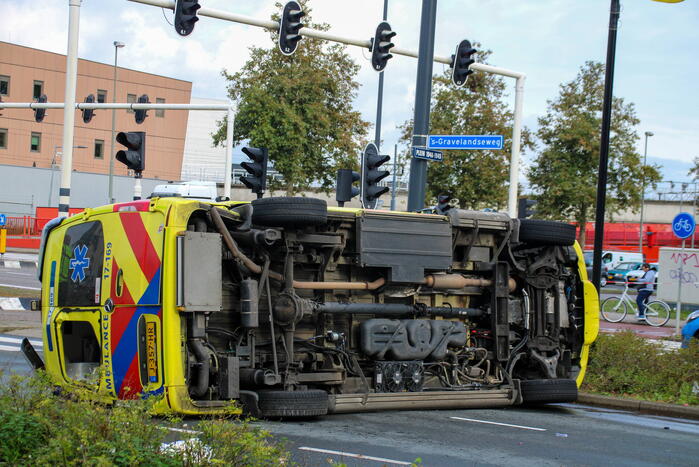 Ambulance gekanteld bij verkeersongeval