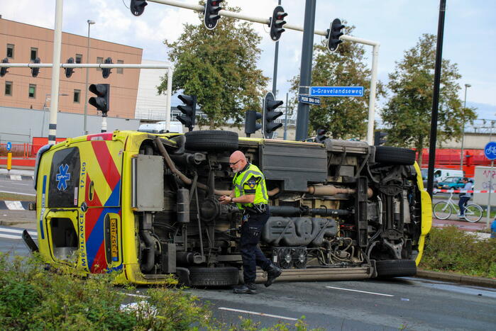 Ambulance gekanteld bij verkeersongeval