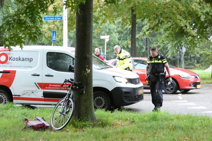Overstekende fietser botst op bestelbus