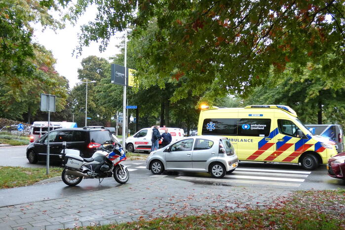 Overstekende fietser botst op bestelbus