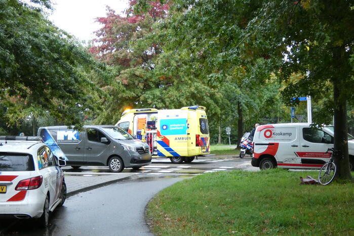 Overstekende fietser botst op bestelbus