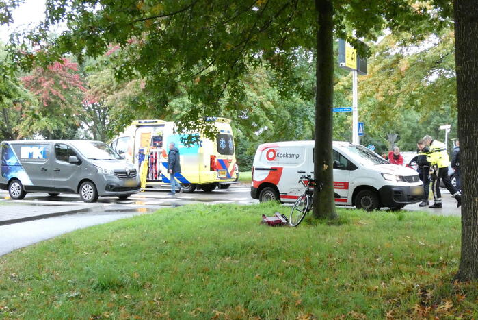 Overstekende fietser botst op bestelbus