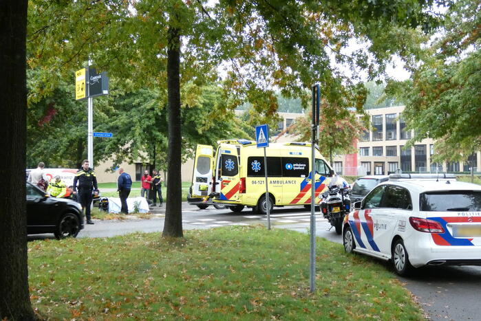 Overstekende fietser botst op bestelbus