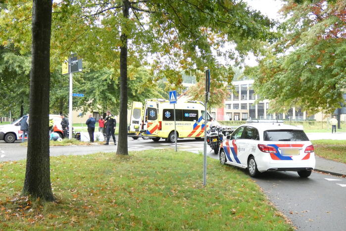 Overstekende fietser botst op bestelbus