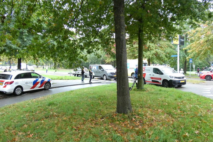 Overstekende fietser botst op bestelbus