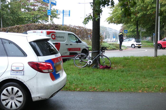 Overstekende fietser botst op bestelbus
