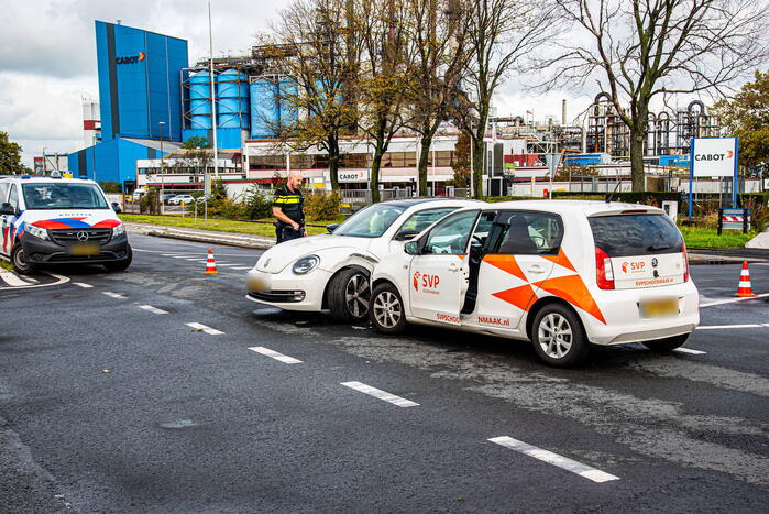 Twee auto's botsen op elkaar