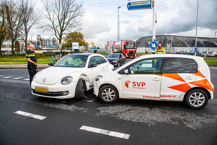 Twee auto's botsen op elkaar