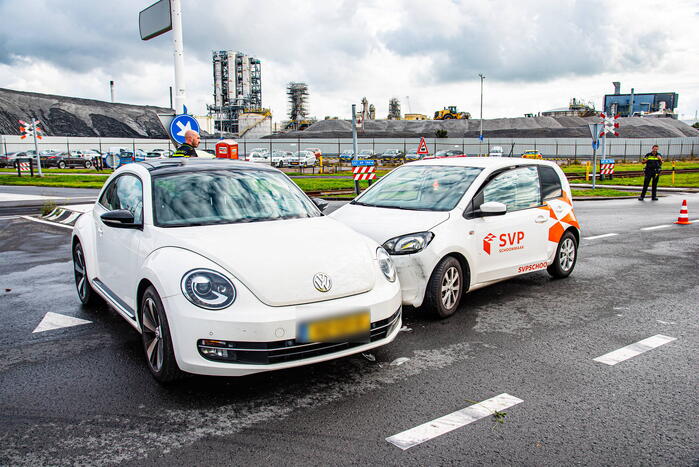 Twee auto's botsen op elkaar