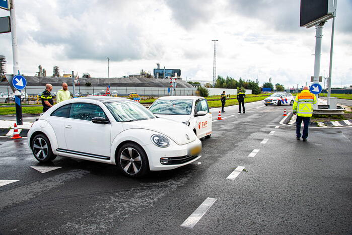 Twee auto's botsen op elkaar