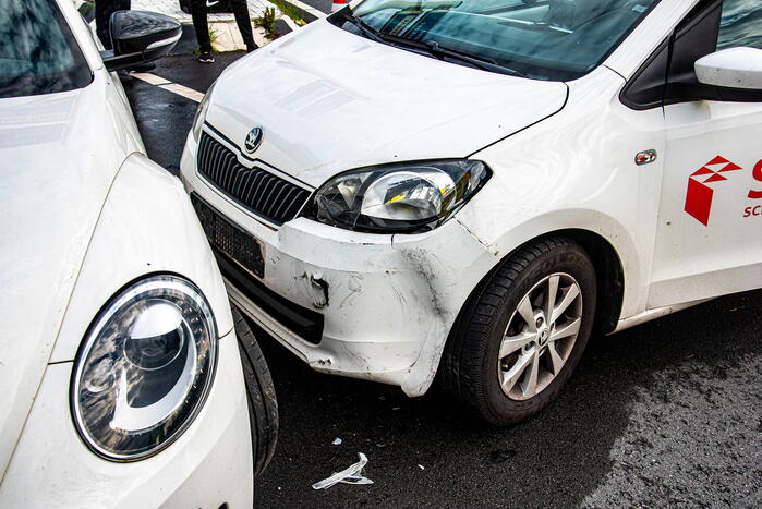 Twee auto's botsen op elkaar